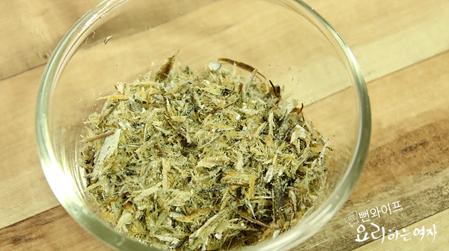 Clean the anchovies — step photo