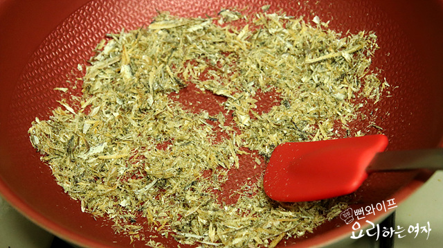 Make the anchovy broth — step photo 1