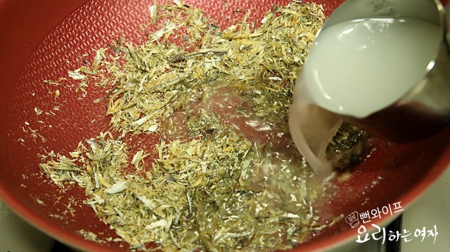 Make the anchovy broth — step photo 2