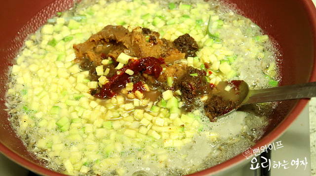 Simmer the gang doenjang — step photo 1