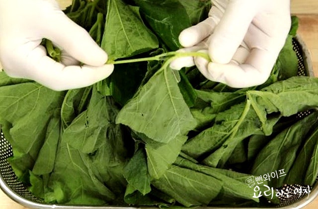 Trim and steam the pumpkin leaves — step photo 1