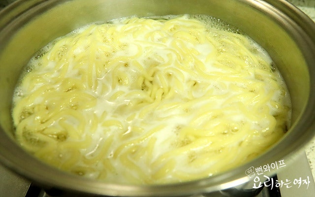 Blanch the noodles — step photo 1