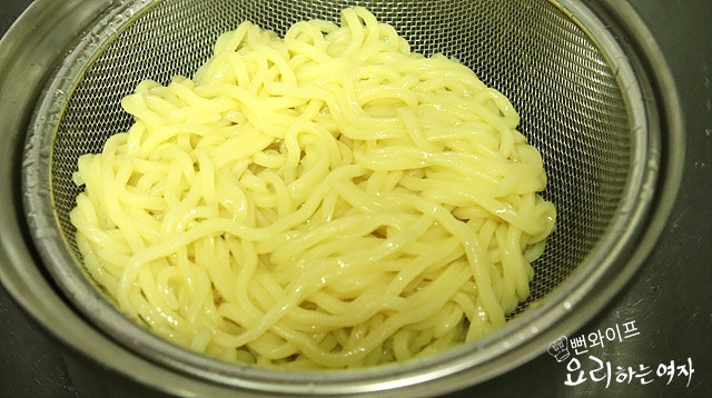 Blanch the noodles — step photo 2