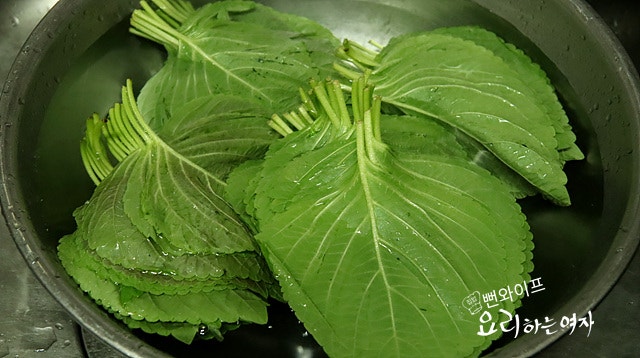 Clean the perilla leaves — step photo 1