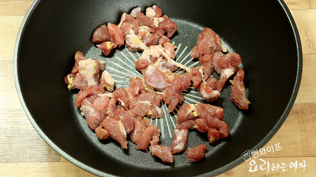 Add ingredients to the pot — step photo 1