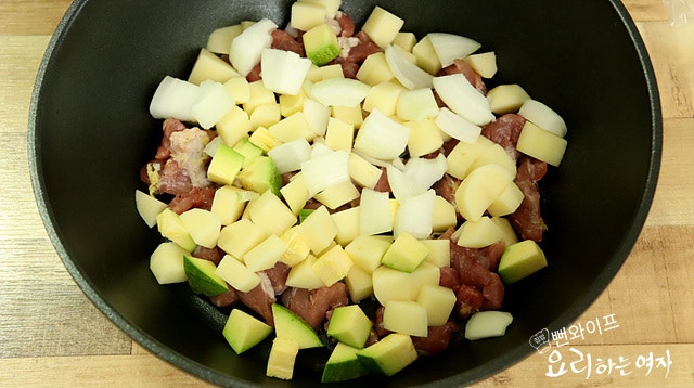Add ingredients to the pot — step photo 2