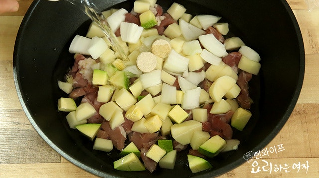 Add ingredients to the pot — step photo 1