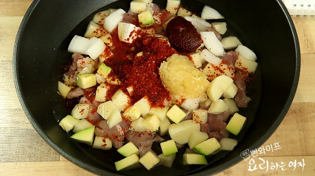 Add ingredients to the pot — step photo 2