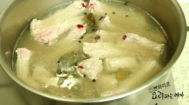 Blanch the baby back ribs — step photo 1