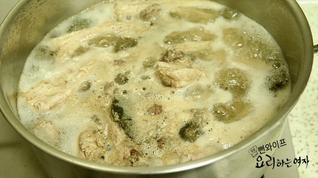 Blanch the baby back ribs — step photo 2