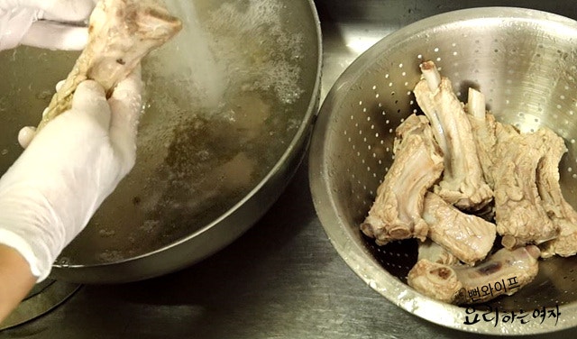 Blanch the baby back ribs — step photo 1