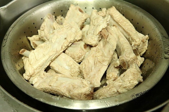 Blanch the baby back ribs — step photo 2