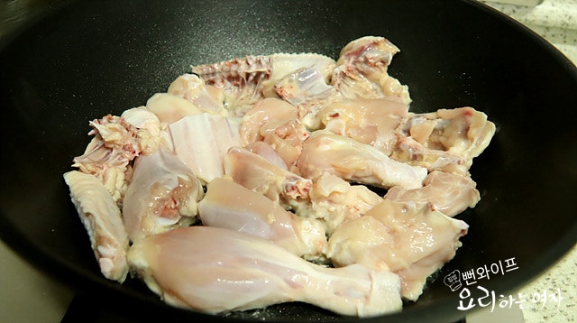 Make the chicken broth — step photo 1