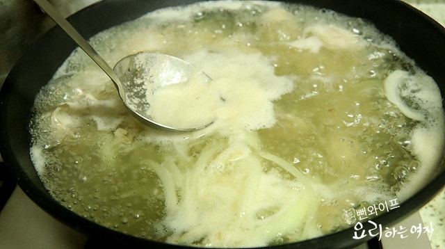 Make the chicken broth — step photo 1