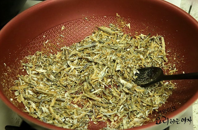 Brew the anchovy broth — step photo 1