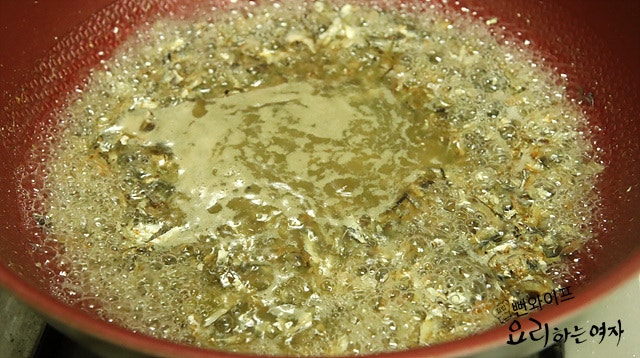 Brew the anchovy broth — step photo 2