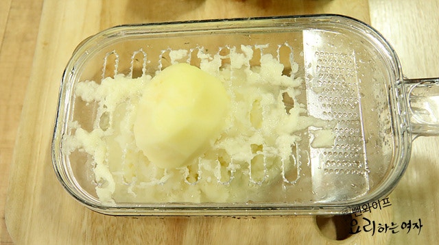 Grate the potatoes — step photo 1
