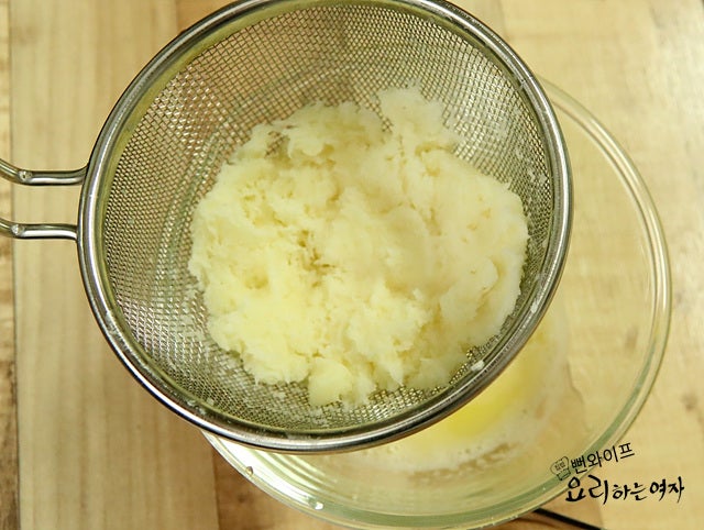 Grate the potatoes — step photo 1
