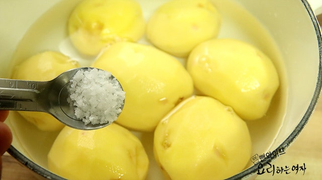 Boil the potatoes — step photo 2
