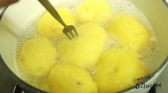 Boil the potatoes — step photo 2
