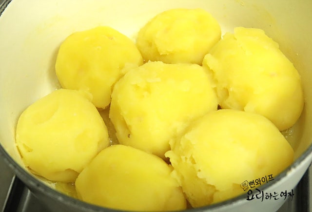 How to make the potatoes fluffy and powdery — step photo 1