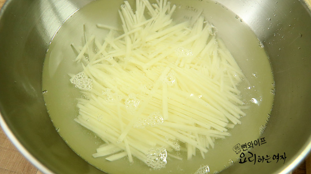 Blanch the potato — step photo 1