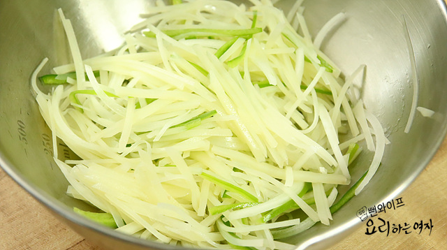 Toss with dressing — step photo 2
