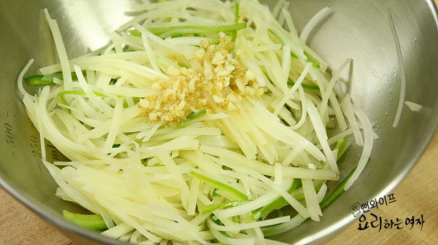 Toss with dressing — step photo 1