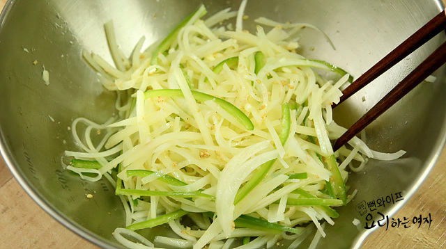 Toss with dressing — step photo 2