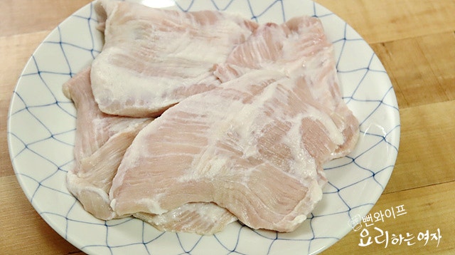 Prepare the pork jowl and ingredients — step photo 1