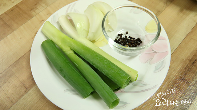 Prepare the pork jowl and ingredients — step photo 2