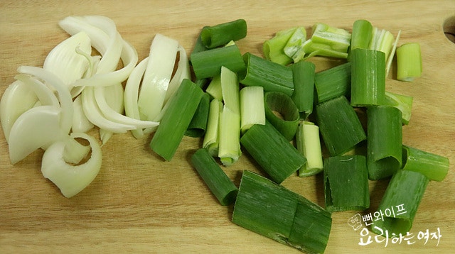 Prepare the pork jowl and ingredients — step photo 3