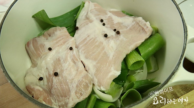 Cook the pork jowl — step photo 2