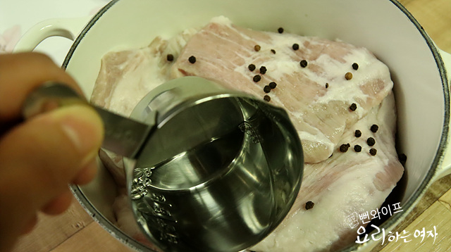 Cook the pork jowl — step photo 1