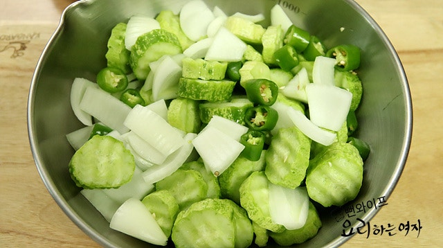Slice the ingredients — step photo 3