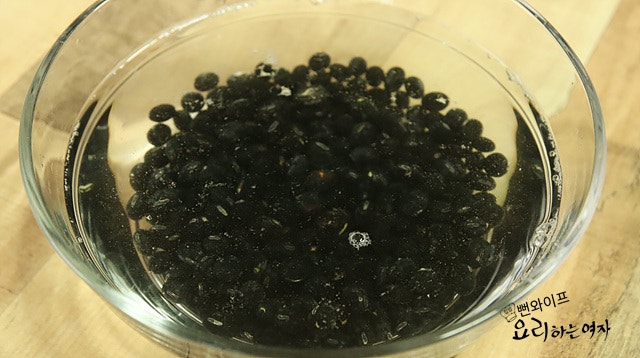 Wash and soak the beans — step photo 1