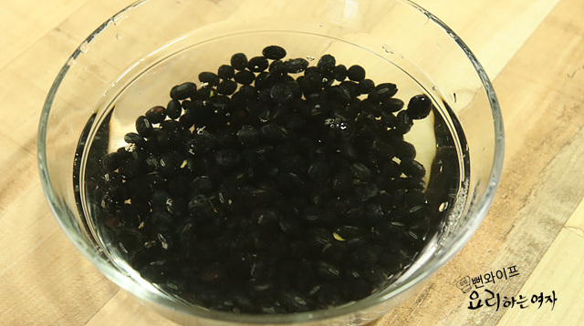 Wash and soak the beans — step photo 1