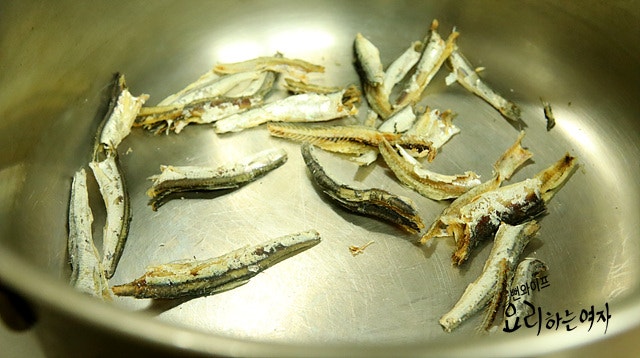 Make the anchovy broth — step photo 1