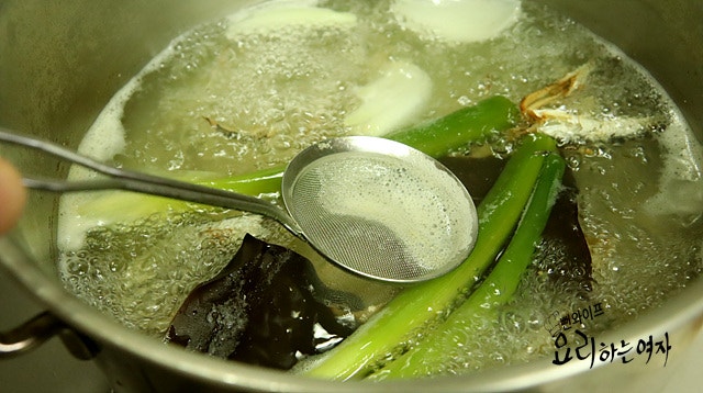 Make the anchovy broth — step photo 2
