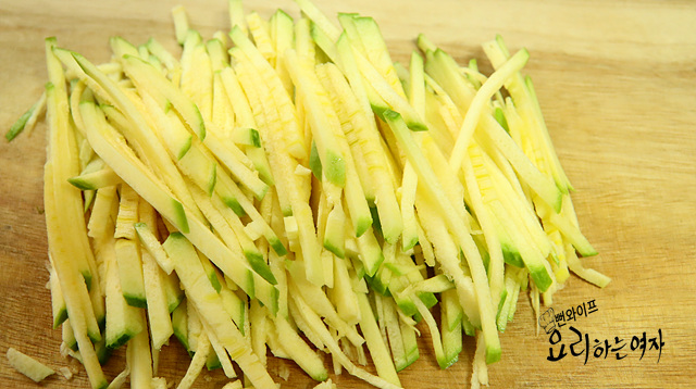 Make the toppings and seasoned sauce — step photo 1