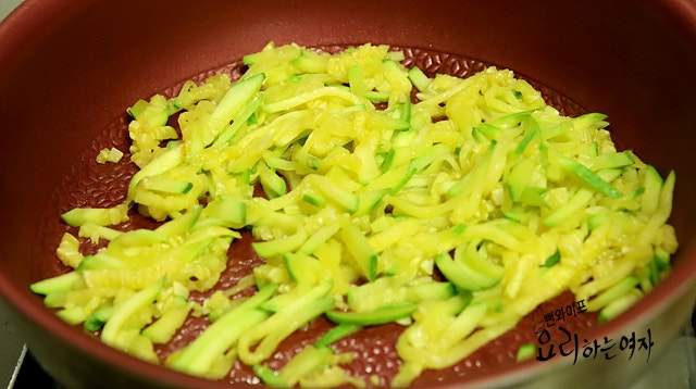 Make the toppings and seasoned sauce — step photo 2