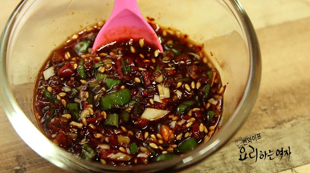 Seasoned sauce and boiling noodles — step photo 1