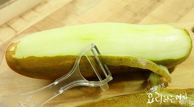 Prepare the overripe cucumber — step photo 1
