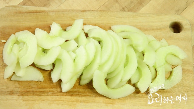 Prepare the overripe cucumber — step photo 3