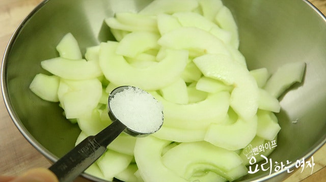 Pickle the overripe cucumber — step photo 1