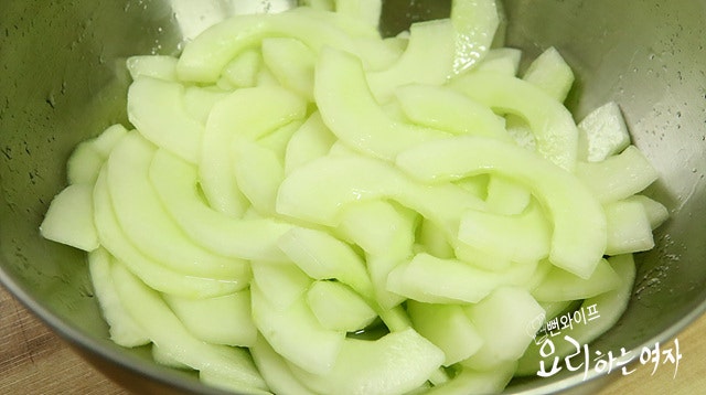 Pickle the overripe cucumber — step photo 2