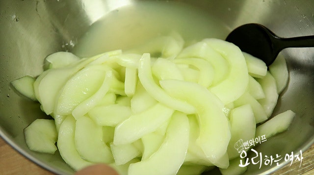 Pickle the overripe cucumber — step photo 3