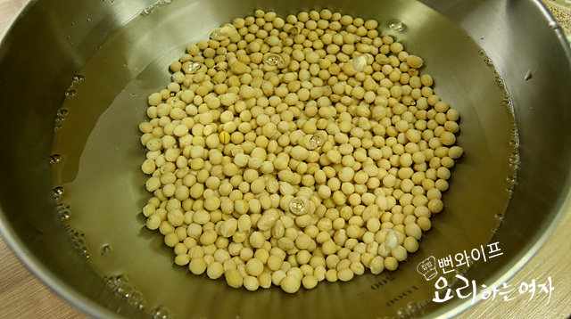 Wash and soak the beans — step photo 1