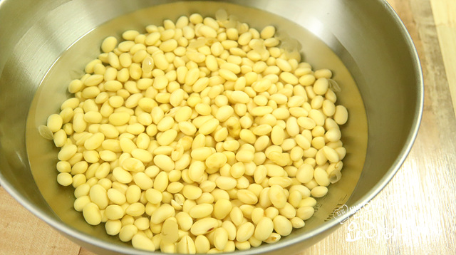 Wash and soak the beans — step photo 1