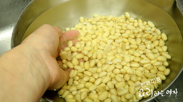 Wash and soak the beans — step photo 2